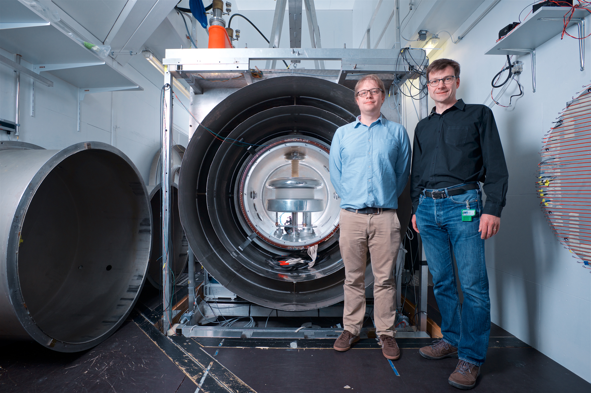 Florian Piegsa (links) und Klaus Kirch, ETHZ/PSI, vor dem nEDM-Experiment am PSI, an dem nach einer möglichen Wechselwirkungen von Neutronen mit Axionen gesucht wurde. © Paul Scherrer Institut PSI