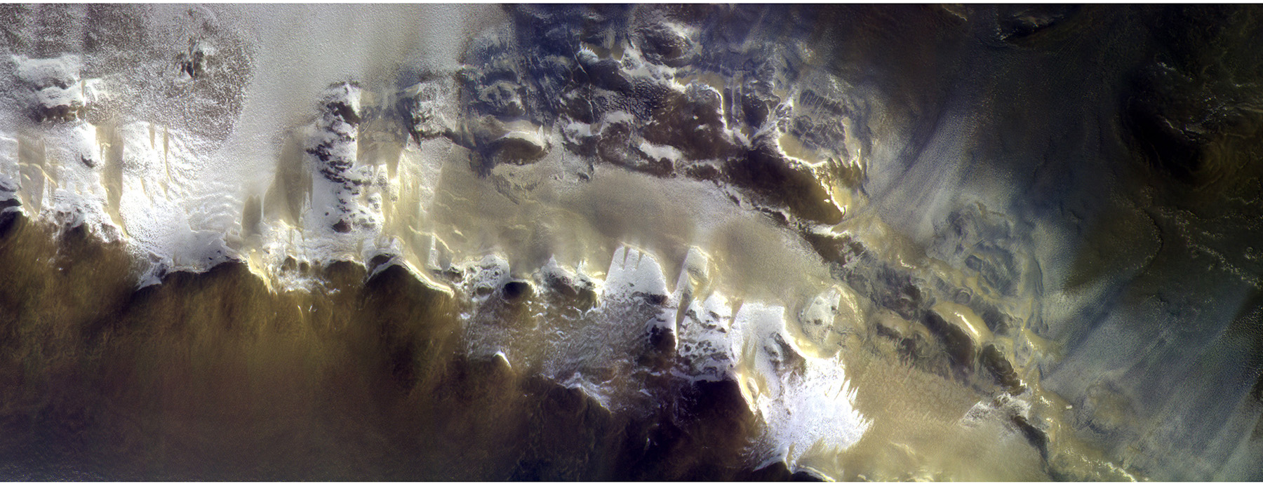Aufnahme vom Rand des Korolev-Kraters (165,9 E, 73,3 N) bei 5,08 m/px mit einer Bahngeschwindigkeit von 2,90 km/s. Der Sonneneinfallswinkel betrug 76,6 Grad bei einer lokalen Sonnenzeit von 07:14:11. © ESA / Roscosmos / CaSSIS