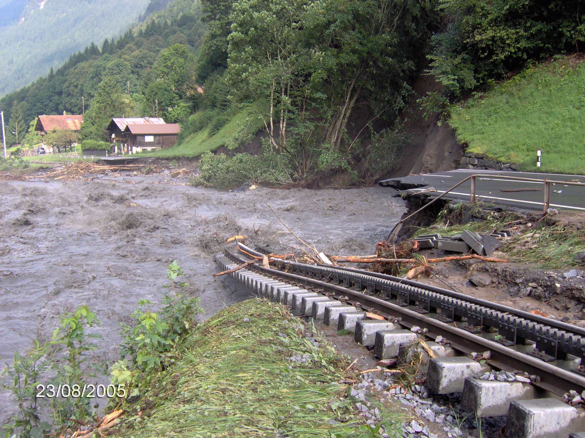 Zerstörte Schienen und Strasse in Bucholz, Lütschental, nach dem Hochwasser vom 23. August 2005. © Fachstelle Bodenschutz des Kantons Bern.