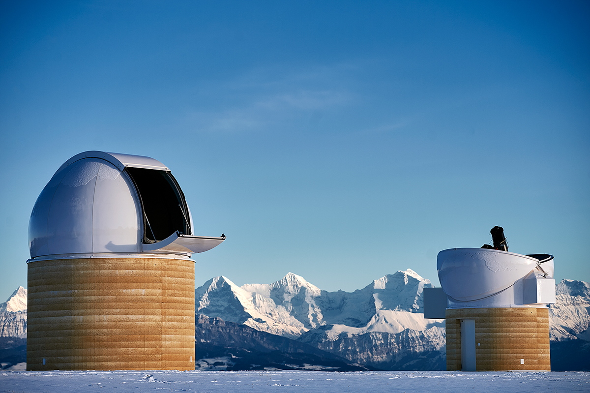 Die beiden neuen Kuppelbauten des Observatoriums Zimmerwald mit 5,3 Metern (links) und 4,5 Metern (rechts) Durchmesser. © Universität Bern / Manu Friederich