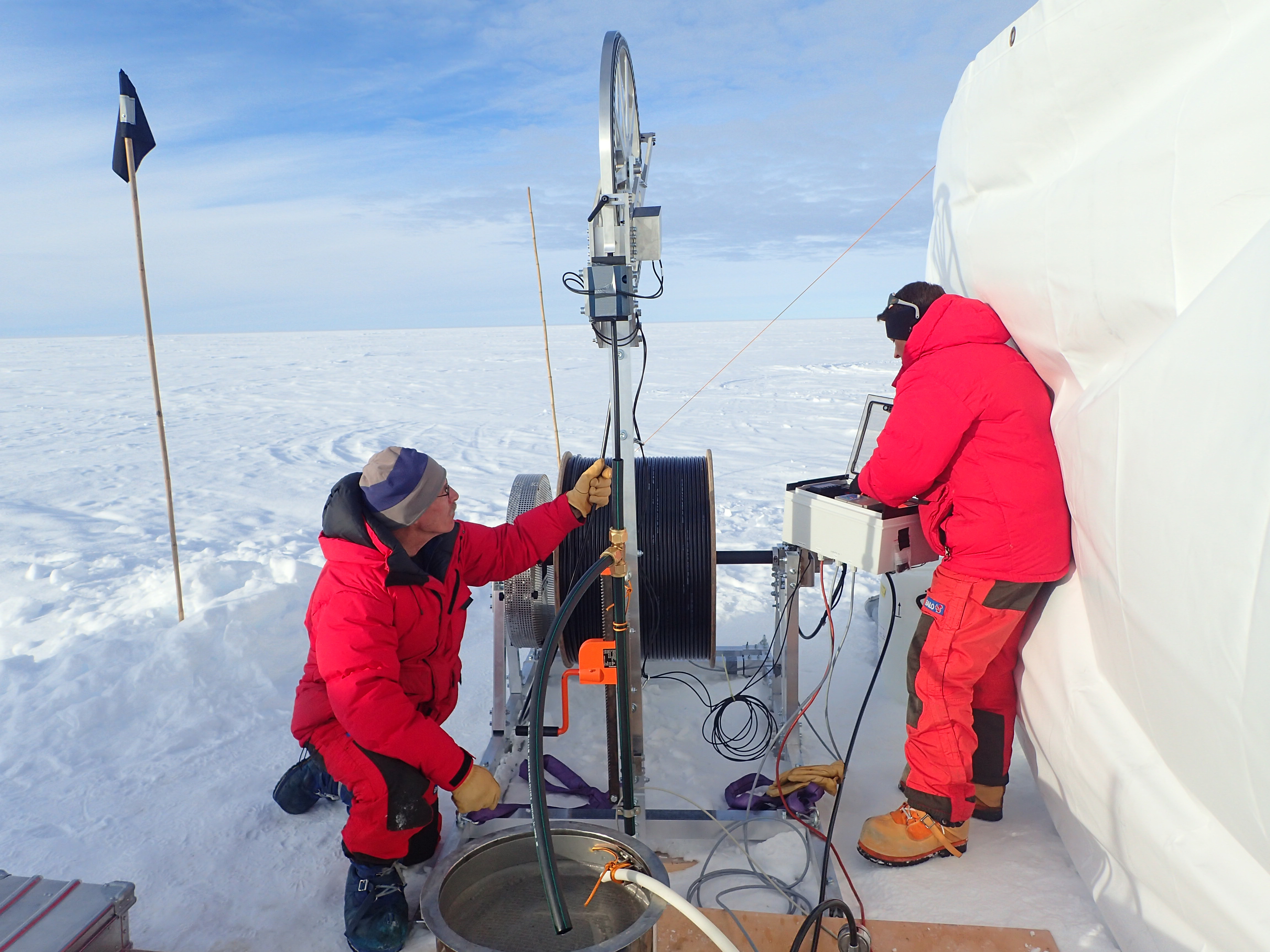 Probebohrungen für das «Oldest Ice Project» in Grönland.  © Universität Bern / Jakob Schwander