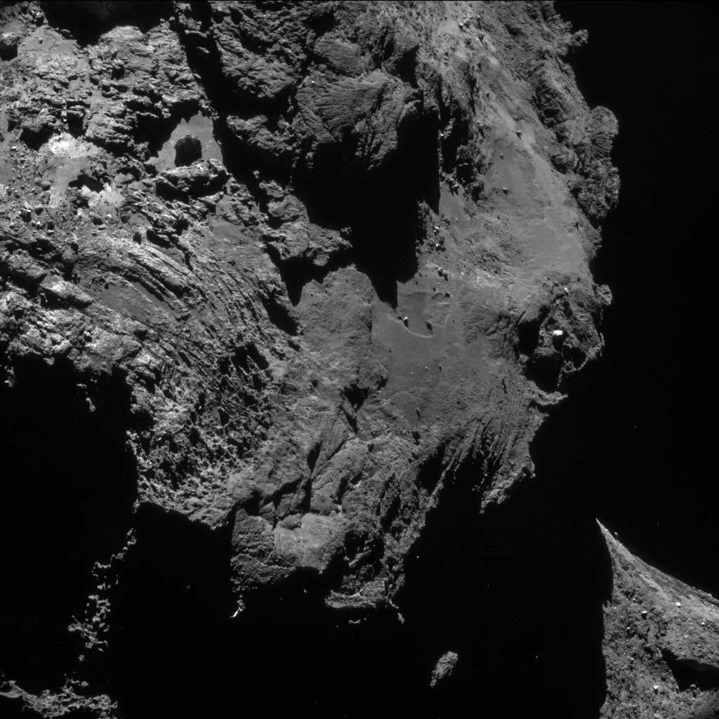 Bilder des Kometen vom 1. Mai 2016. ESA’s Rosetta Sonde überflog Komet 67P/Churyumov-Gerasimenko in nur wenigen Kilometern Entfernung was die Messung der Edelgase Argon, Krypton und Xenon ermöglichte.  © ESA/NAVCAM