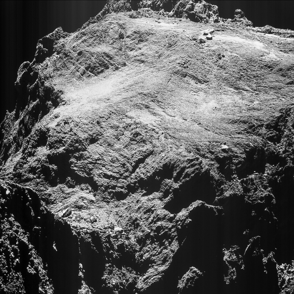 Bilder des Kometen vom 15. Mai 2016. ESA’s Rosetta Sonde überflog Komet 67P/Churyumov-Gerasimenko in nur wenigen Kilometern Entfernung was die Messung der Edelgase Argon, Krypton und Xenon ermöglichte.  © ESA/NAVCAM