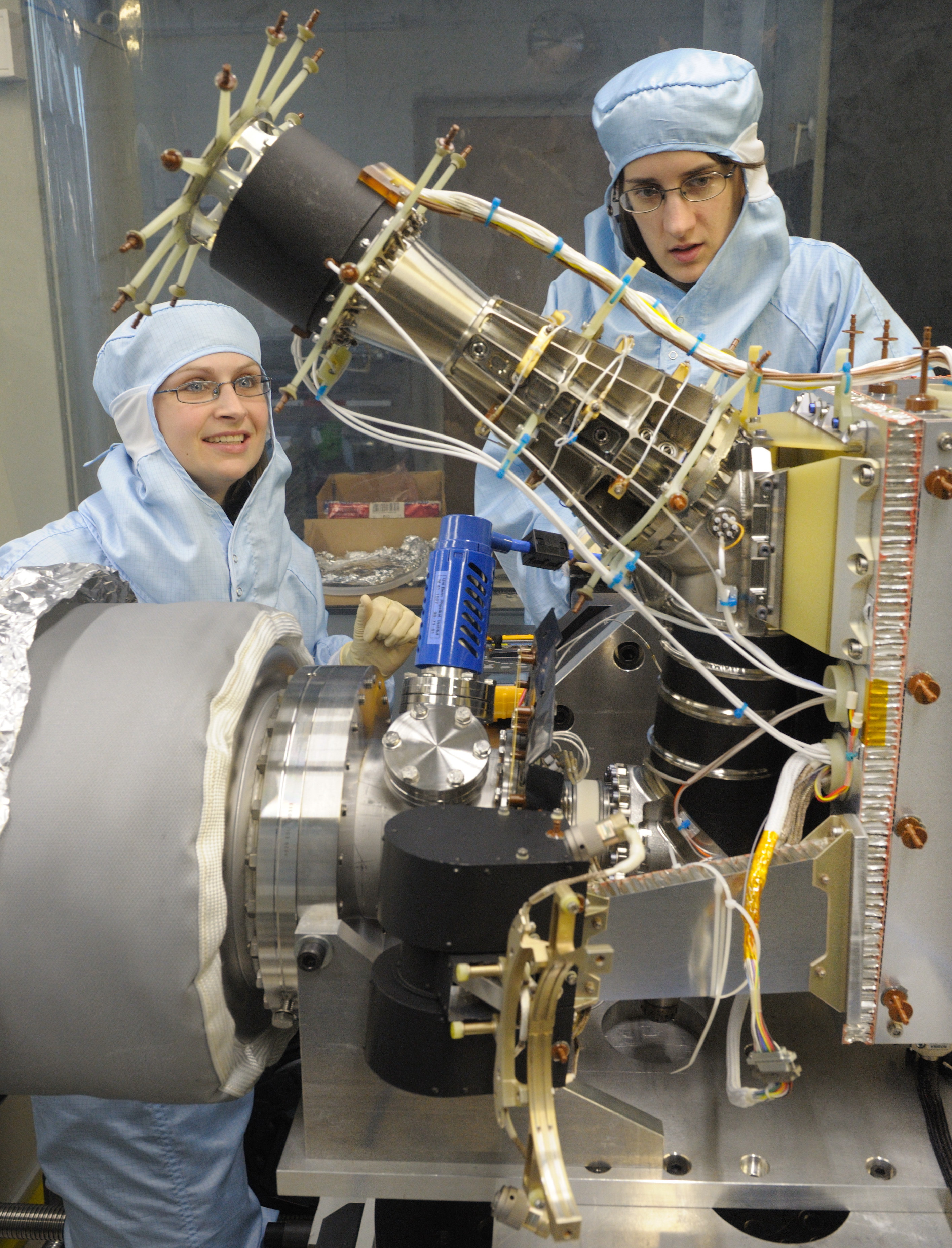 Zwei Doktorandinnen führen mit dem Massenspektrometer ROSINA-DFMS Tests durch. Es handelt sich hierbei um das Doppel des Instruments, das an Bord der Rosetta-Sonde war.  © Universität Bern, Bild: Thomas Wüthrich