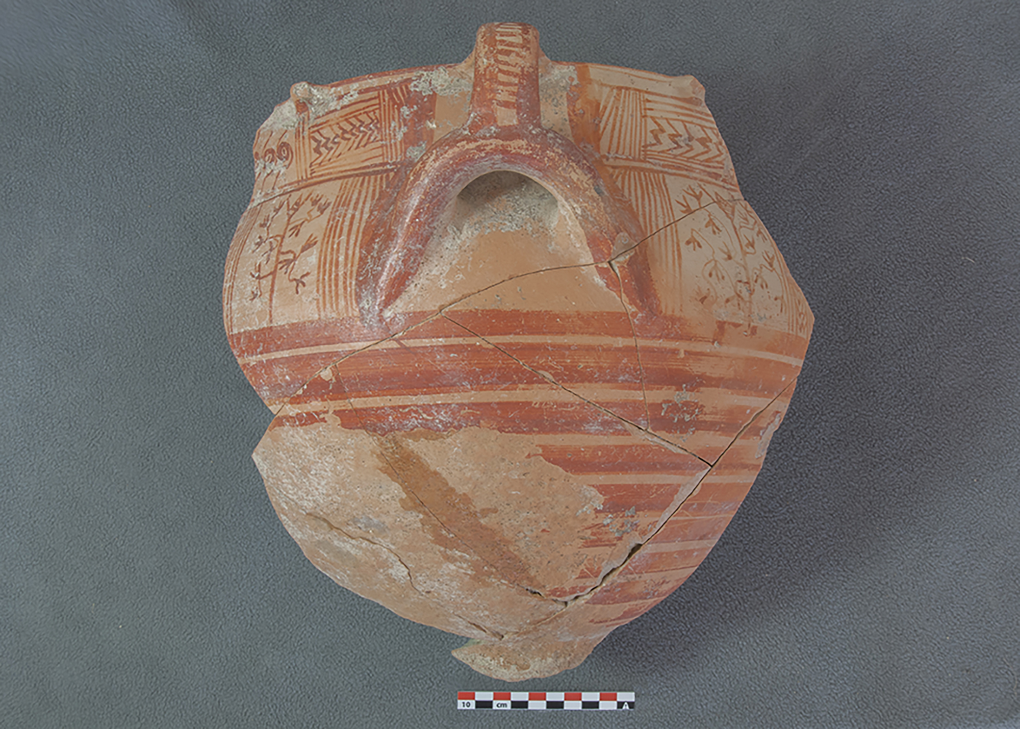 Keramikgefäss, das auf die Schafskelette gelegt war. © Institut für Archäologische Wissenschaften der Universität Bern, Projekt Sirkeli Höyük