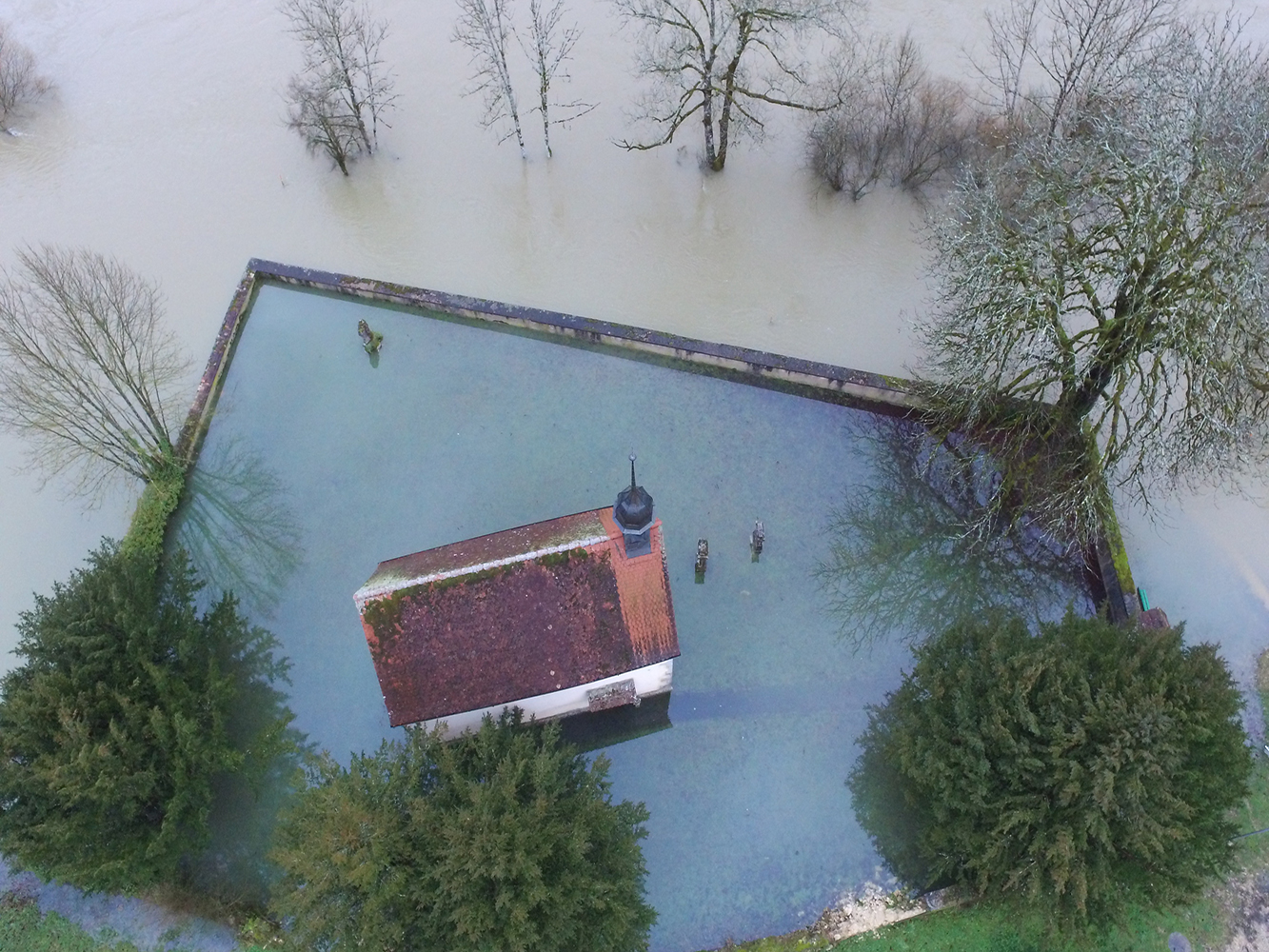Als Folge von Starkniederschlägen überschwemmte der Doubs im Januar 2018 auch eine Kirche in La Lomène bei Sainte-Ursanne.  (Bild: Mobiliar Lab für Naturrisiken / Multirotors Team)