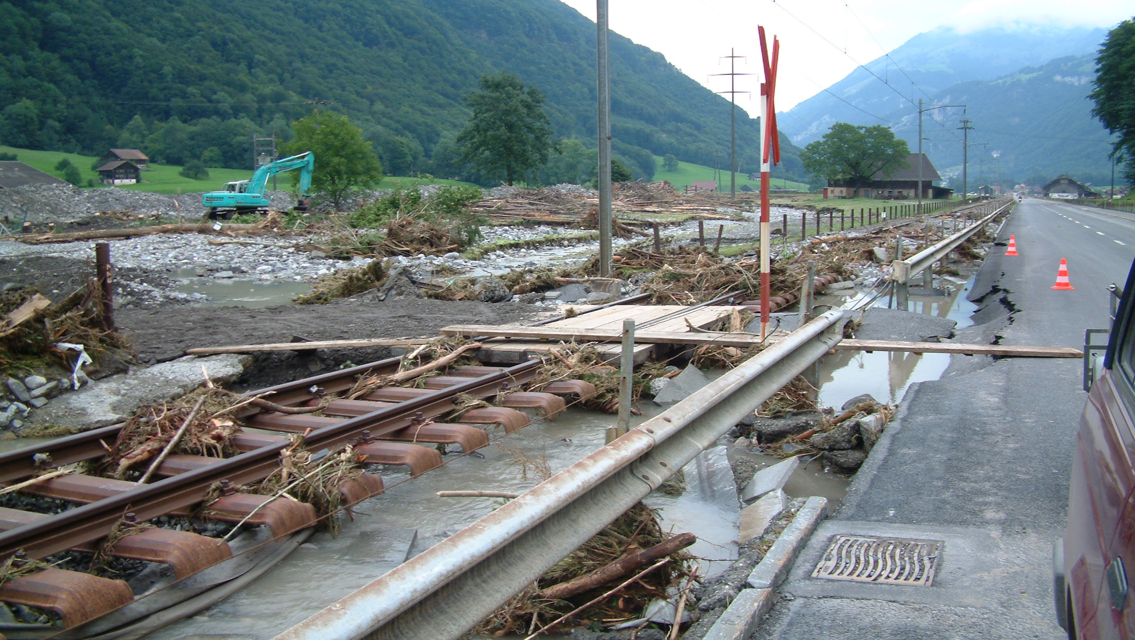 Hochwasserschäden an einem Bahnübergang der Zentralbahn in Wolfenschiessen im August 2005. (Bild: Mobiliar Lab für Naturrisiken / Christof Näpflin)