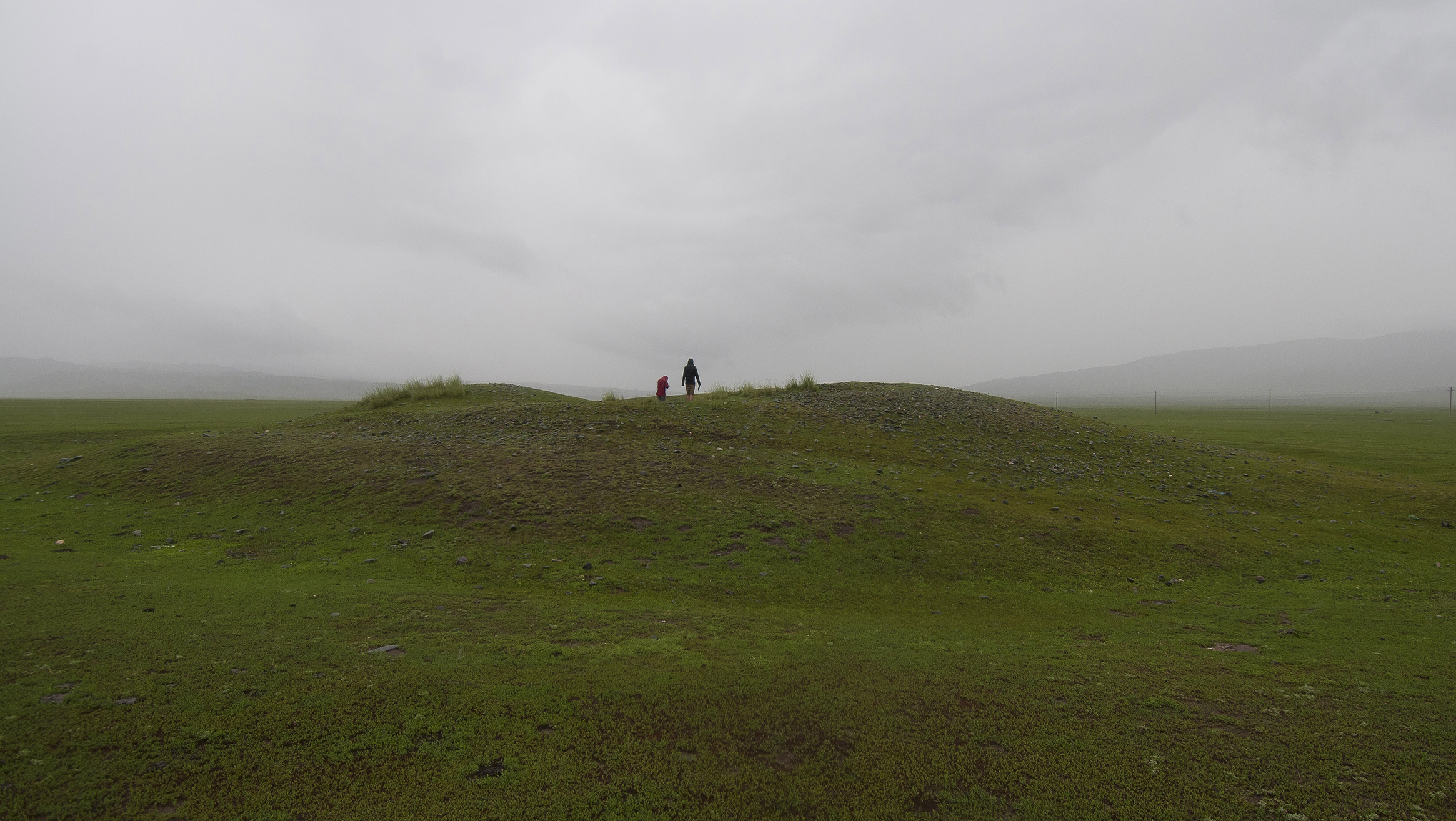 Ausgeraubtes Hügelgrab in Nordwestchina während der Feldforschung © Institut für Archäologische Wissenschaften, Universität Bern/ Gino Caspari