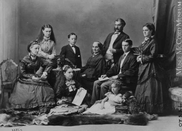 Frau M. Hannan und ihre Familie, historische Aufnahme aus Montréal, Québec, 1870. Bild: William Notman (1826-1891). © Musée McCord, http://collections.musee-mccord.qc.ca/fr/collection/artefacts/I-48820.1/