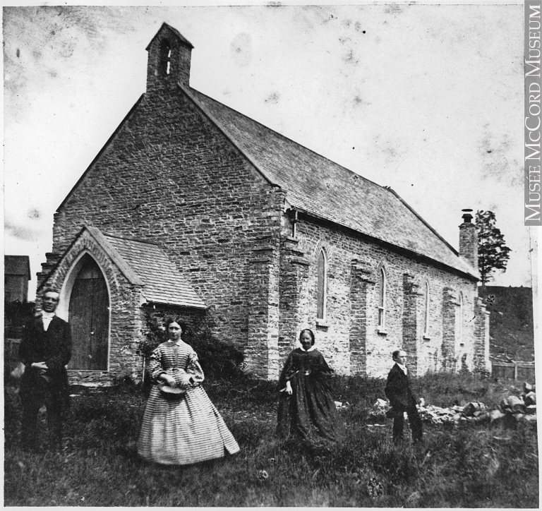 Reverend Groves und seine Familie, historische Aufnahme vor der Anglikansichen Kirche, Campbellford, Ontario, 1860-1865. Bild: Edgar W. Edwards. © Musée McCord, http://collections.musee-mccord.qc.ca/fr/collection/artefacts/MP-0000.3086/
