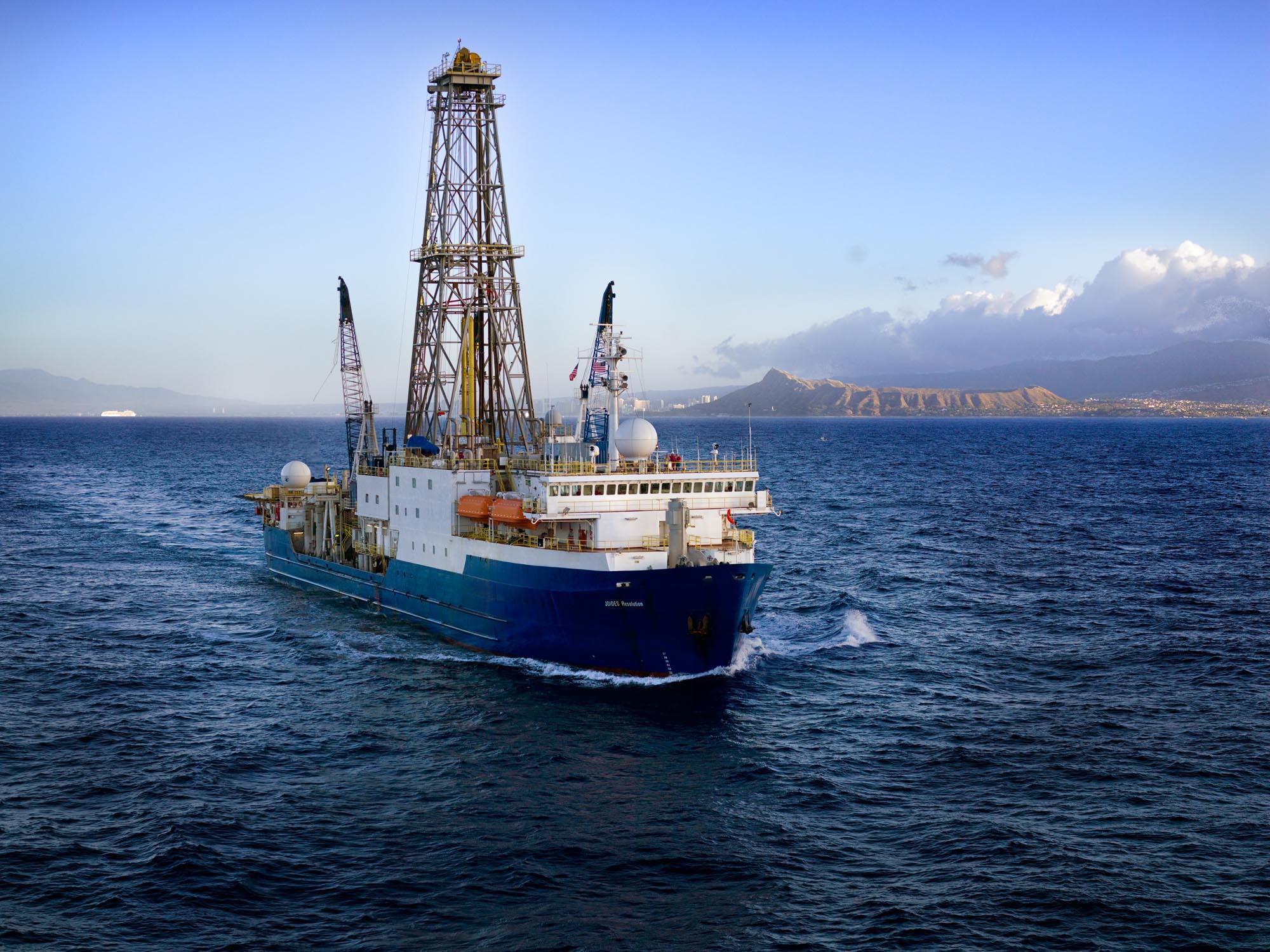 Die Berner Forschenden analysierten einen 169 m langen Bohrkern, der vom Forschungsschiff Joides Resolution im Rahmen des International Ocean Drilling Project (IODP) dem Boden des Südpolarmeeres entnommen wurde. © IODP