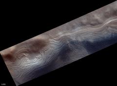 Rand eines aufgeschichteten Hügels im Burroughs-Krater nahe dem südlichen, eisbedeckten Pol des Mars. Die Eis- und Staubschichten haben im Krater über Hunderte von Millionen Jahren einen Hügel geformt. Sie dokumentieren das Mars-Klima von dieser Zeit bis hin zu den letzten Millionen Jahren. Die Herkunft des Eises in Kratern ist noch unklar. © ESA/Roscosmos/CaSSIS