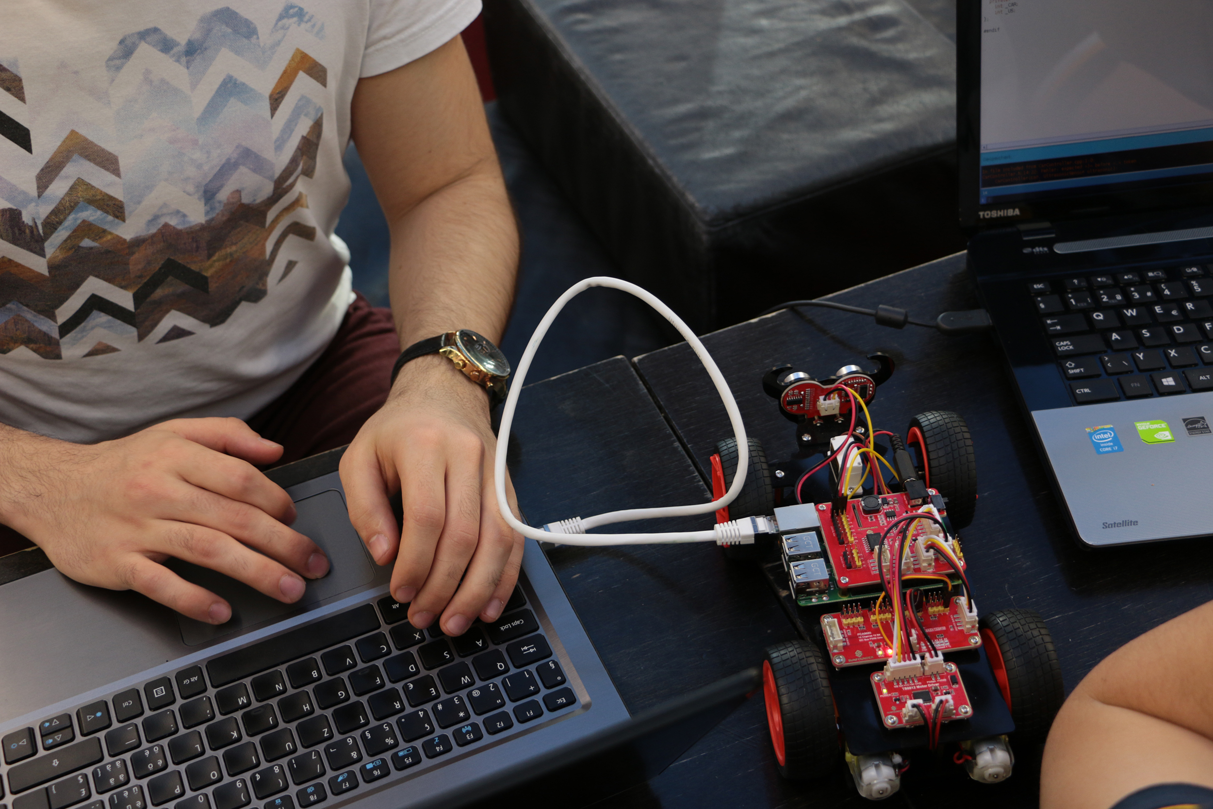 Beim Hackathon «UniHack» haben die Teams 24 Stunden Zeit, um einen Roboter zu programmieren. © Patrick Hodel