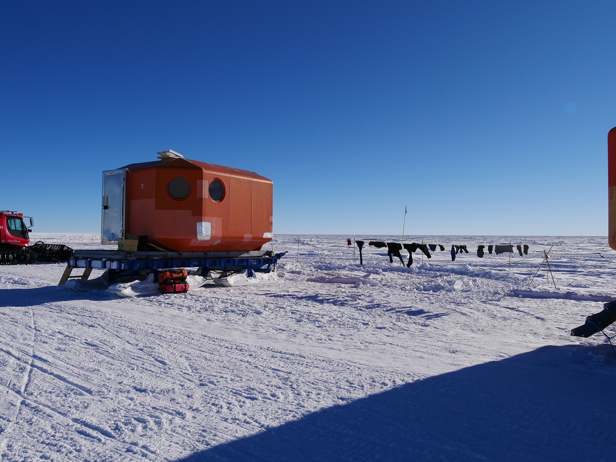 Ein sonniger Tag im «Oldest Ice Reconnaissance» Feldlager in Dronning Maud Land wird zum Trocknen der Wäsche genutzt. Bild: Alexander Weinhart