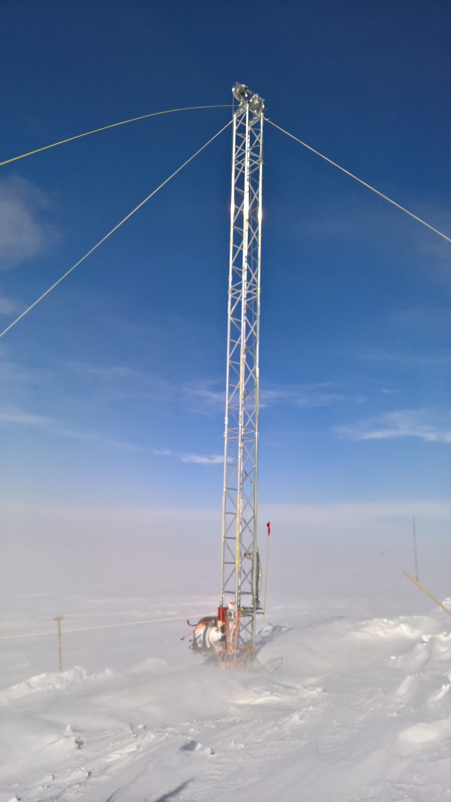 10 Meter hoher oberflächennaher Bohrturm im Wind bei Neumayer 3. Bild: Jan Tell