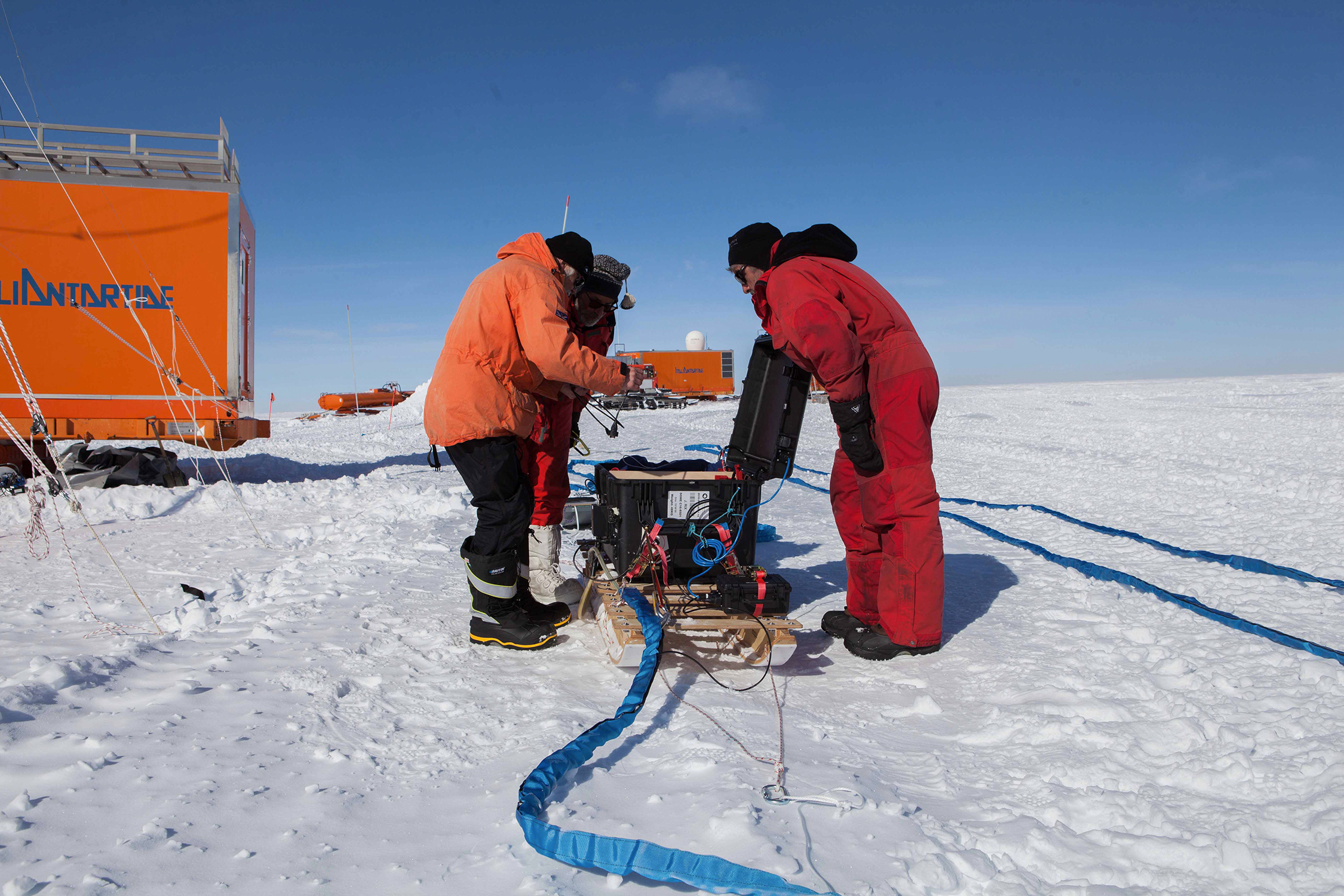 Vorbereitungen für die Radarmessung am Little Dome C zur Bestimmung der Schichtstruktur des Eises an potentiellen Bohrstellen. Bild: Luca Vittuari