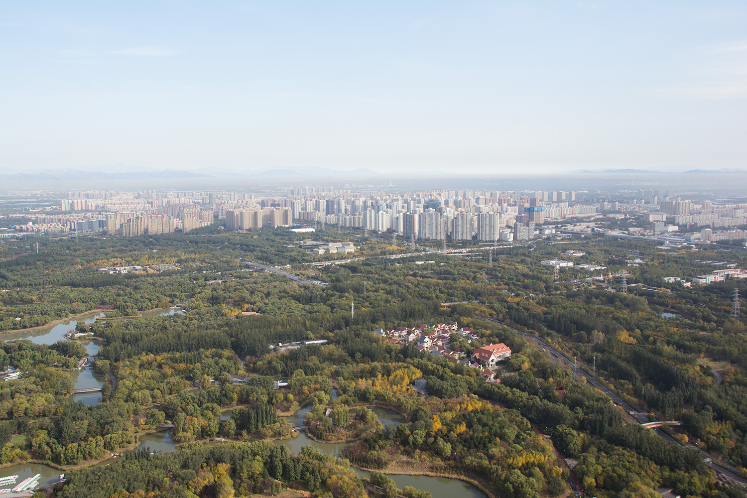 Beijing (Peking). Blick vom Olympiaturm in Richtung wachsender Vororte. Foto: Hanspeter Liniger, CDE