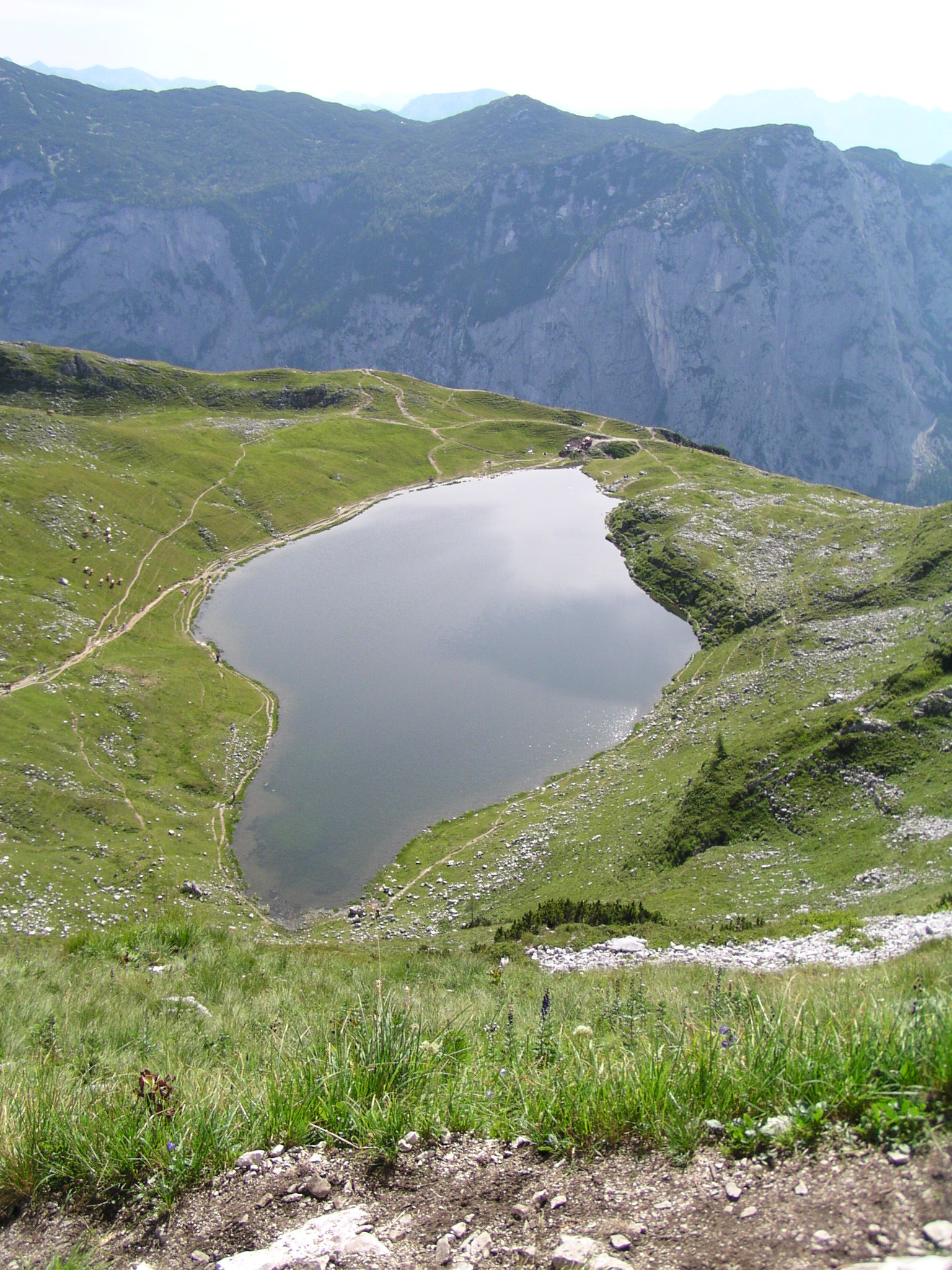 Der Augstsee in der österreichischen Steiermark ist ein Beispiel für einen Karsee. Hier formte einst ein Gletscher eine Mulde in den Fels. Als der Gletscher verschwand, entstand in der Mulde ein See vor der steil abfallenden Felskante. Bild: Wikimedia commons / Christian Jansky