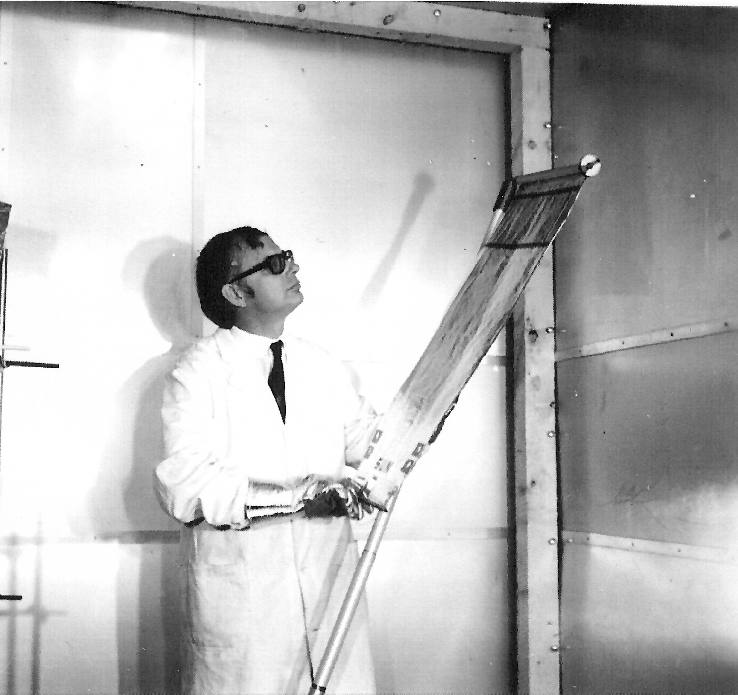 Johannes Geiss testet 1971 in der Klimakammer der Firma Contraves das Funktionieren des für Apollo 16 modifizierten Sonnenwindsegels.  © Universität Bern