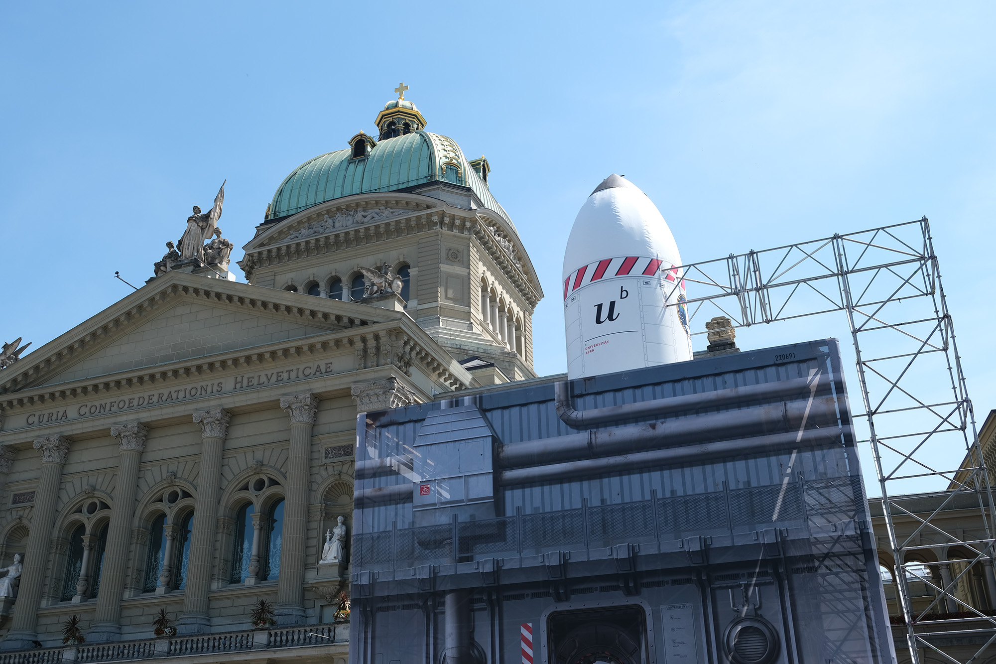 Raketenkubus auf dem Bundesplatz. © Universität Bern
