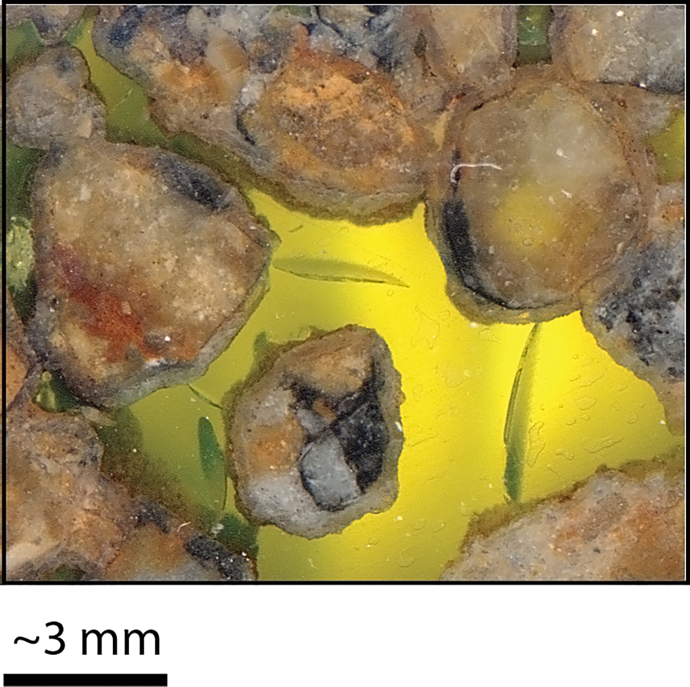 Mikroskop-Aufnahme eines Gesteinskügelchens aus dem Erdbebenarchiv am Grimselpass.  Bild: Institut für Geologie, Universität Bern