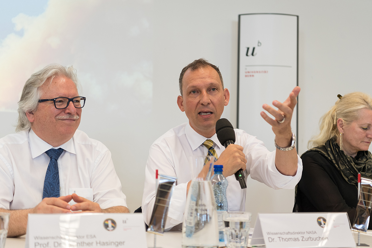 Günther Hasinger (links) und Thomas Zurbuchen. © Universität Bern, Bild: Ramon Lehmann