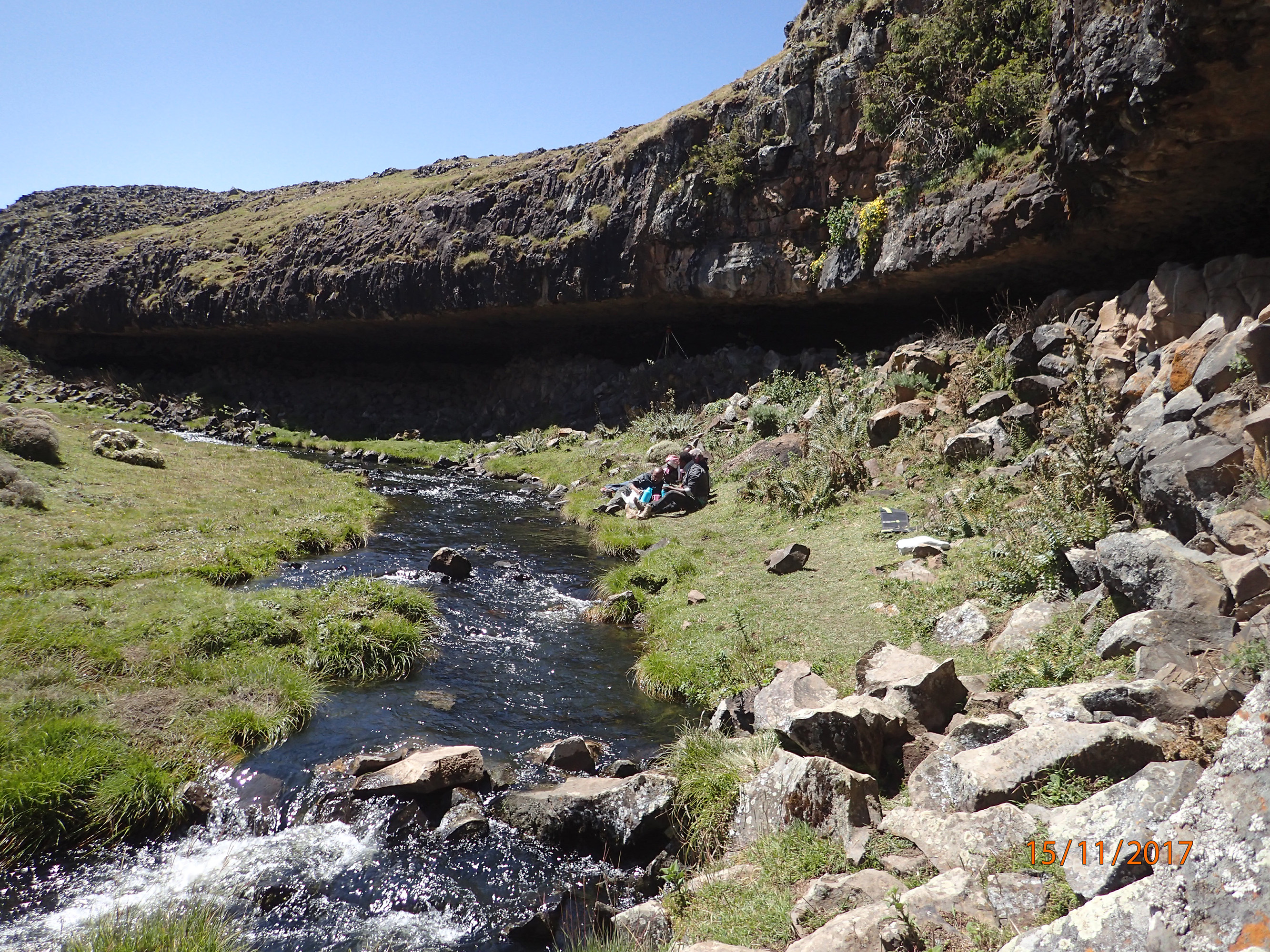 Ansicht des Fincha Habera-Felsunterstands in den äthiopischen Bale Mountains, der als Wohnstätte prähistorischer Jäger-Sammler des Middle Stone Age diente. Bild: Götz Ossendorf