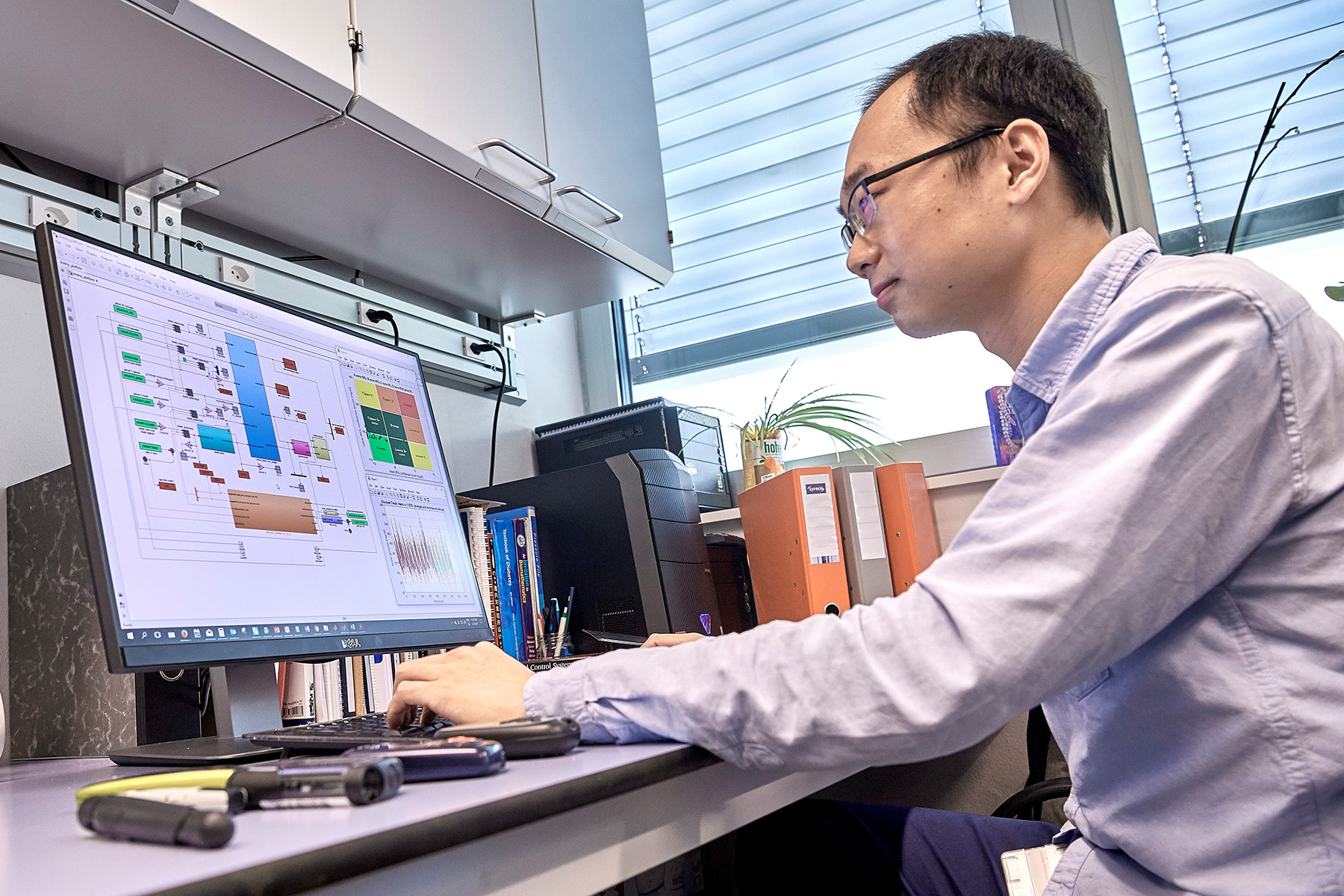 Qingnan Sun, Doktorand am ARTORG Center, mit dem lernfähigen Modell, das auf Grund der Gewohnheiten von Betroffenen fähig ist, personalisierte Empfehlungen zum Insulin-Einsatz zu geben. Bild: Adrian Moser