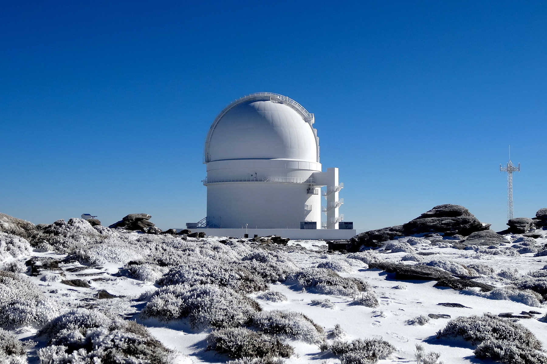 Der Exoplanet GJ 3512b wurde vom CARMENES Konsortium entdeckt mit einem Teleskop am Calar Alto Observatorium in Südspanien.  © Pedro Amado/Marco Azzaro - IAA/CSIC.