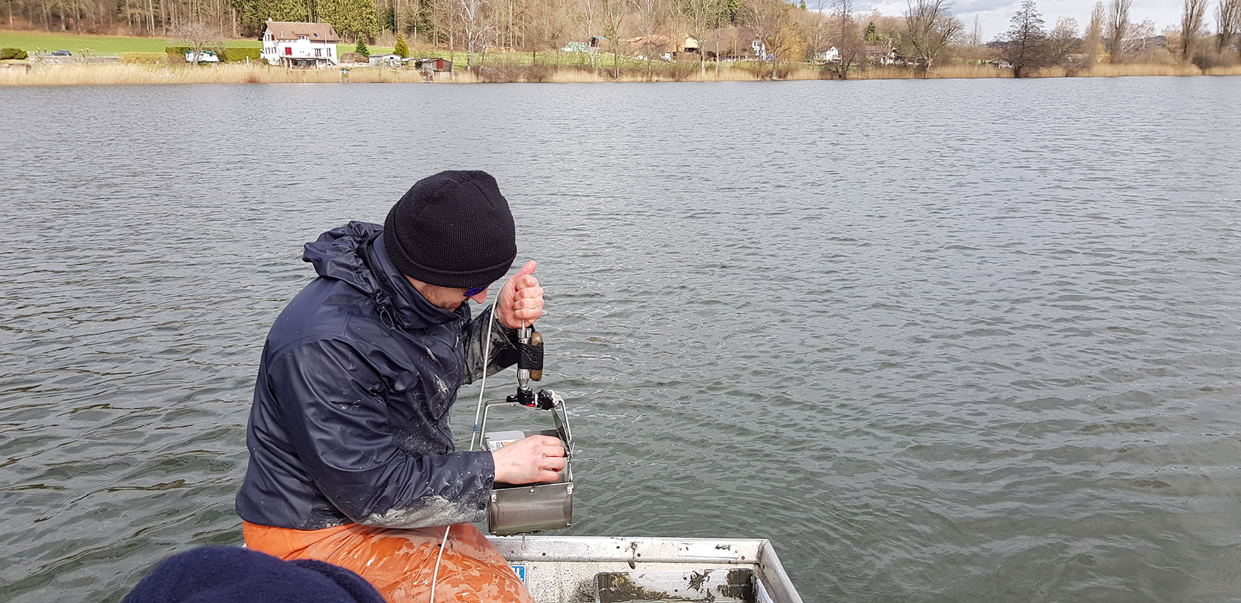 Forschende der Universität Bern entnehmen einen Seedimentkern vom Seeboden.