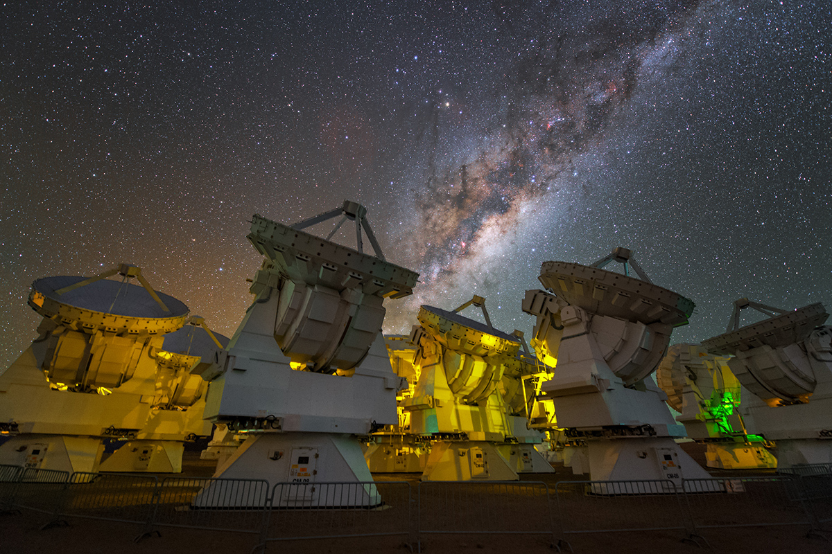 Die überwältigende Milchstraße über den Antennenschüsseln des ALMA-Observatoriums. © Y. Beletsky (LCO)/ESO