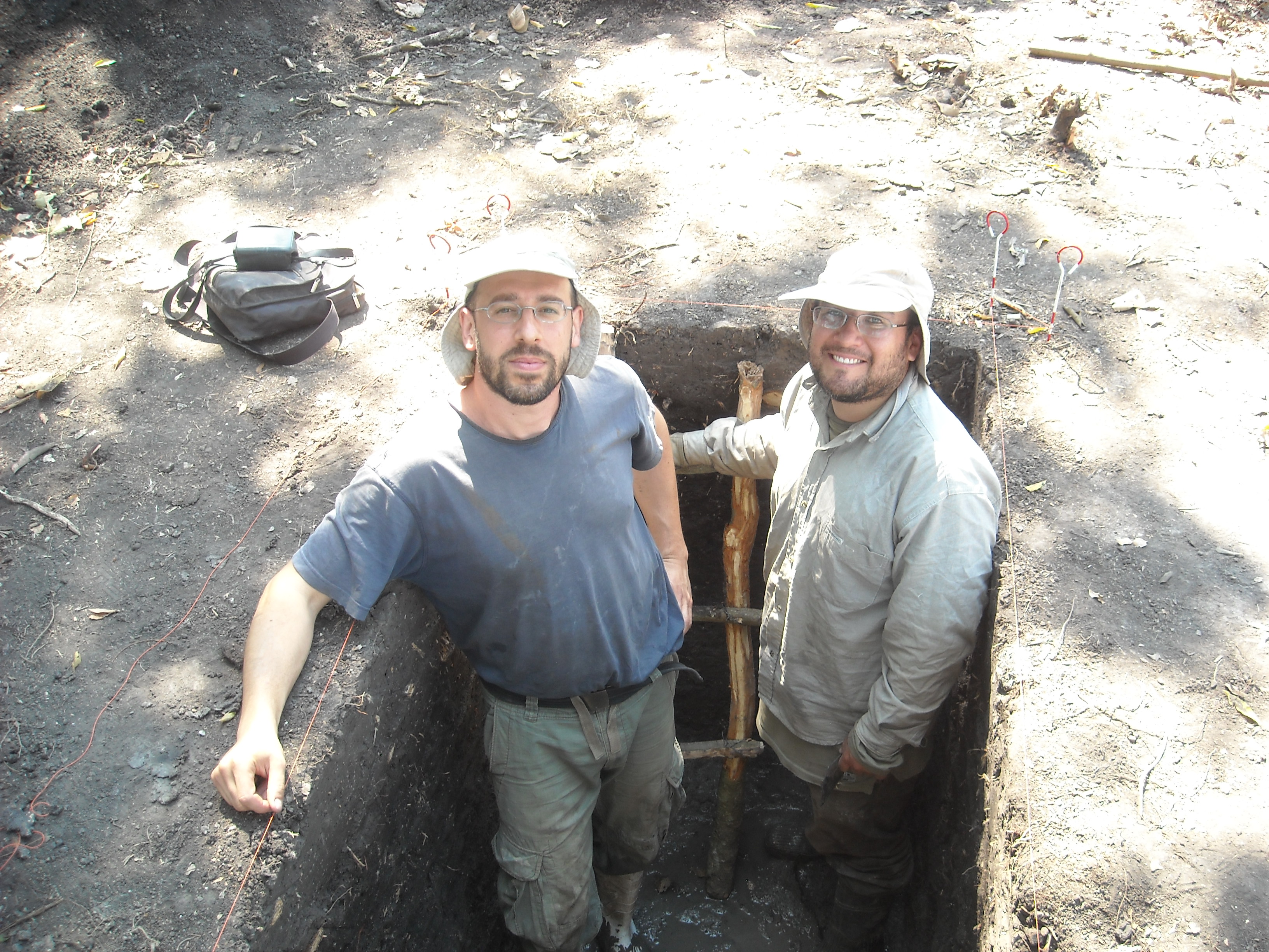 Dr. Umberto Lombardo (links) und José Capriles von der Pennsylvania State University (rechts) bei den Ausgrabungen. Foto: Chiqui