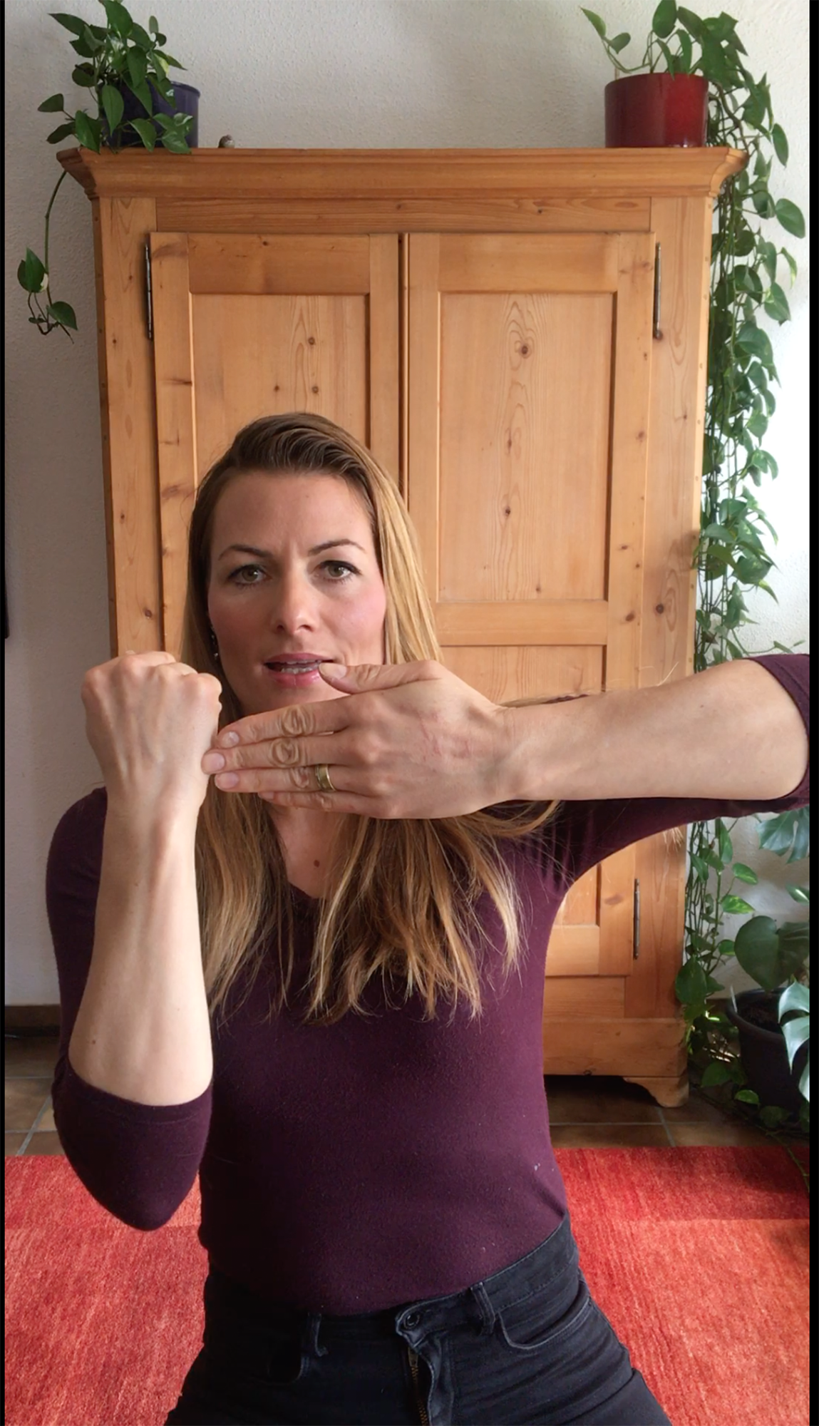 Dr. Barbara Studer demonstriert im eigenen Homeoffice eine der Übungen von “Hirncoach.ch” (Screenshot). Bild: zvg