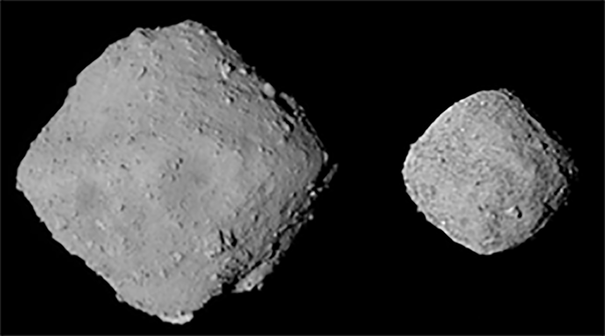 Aufnahmen von Ryugu (links) und Bennu (rechts). Sie zeigen die diamantenähnliche Form der Asteroiden und die Krater entlang ihrer äquatorialen Ausbuchtung.