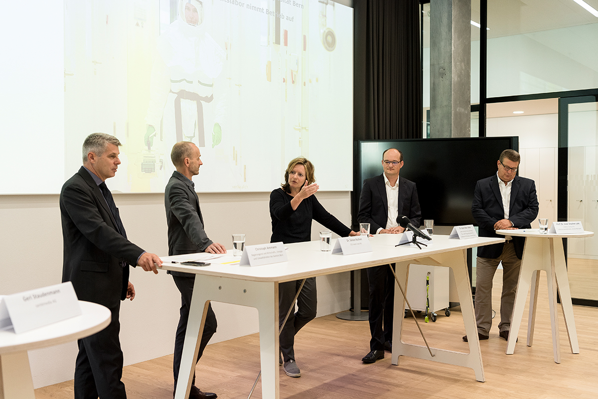 Member of the Executive Council Christoph Ammann, CEO of sitem-insel Simon Rothen, Kathrin Summermatter, Head of the Biosafety Center at IFIK, Peter Keller, Head of Mycobacteriology at IFIK, Stephen Leib, Director of the IFIK (from left to right).