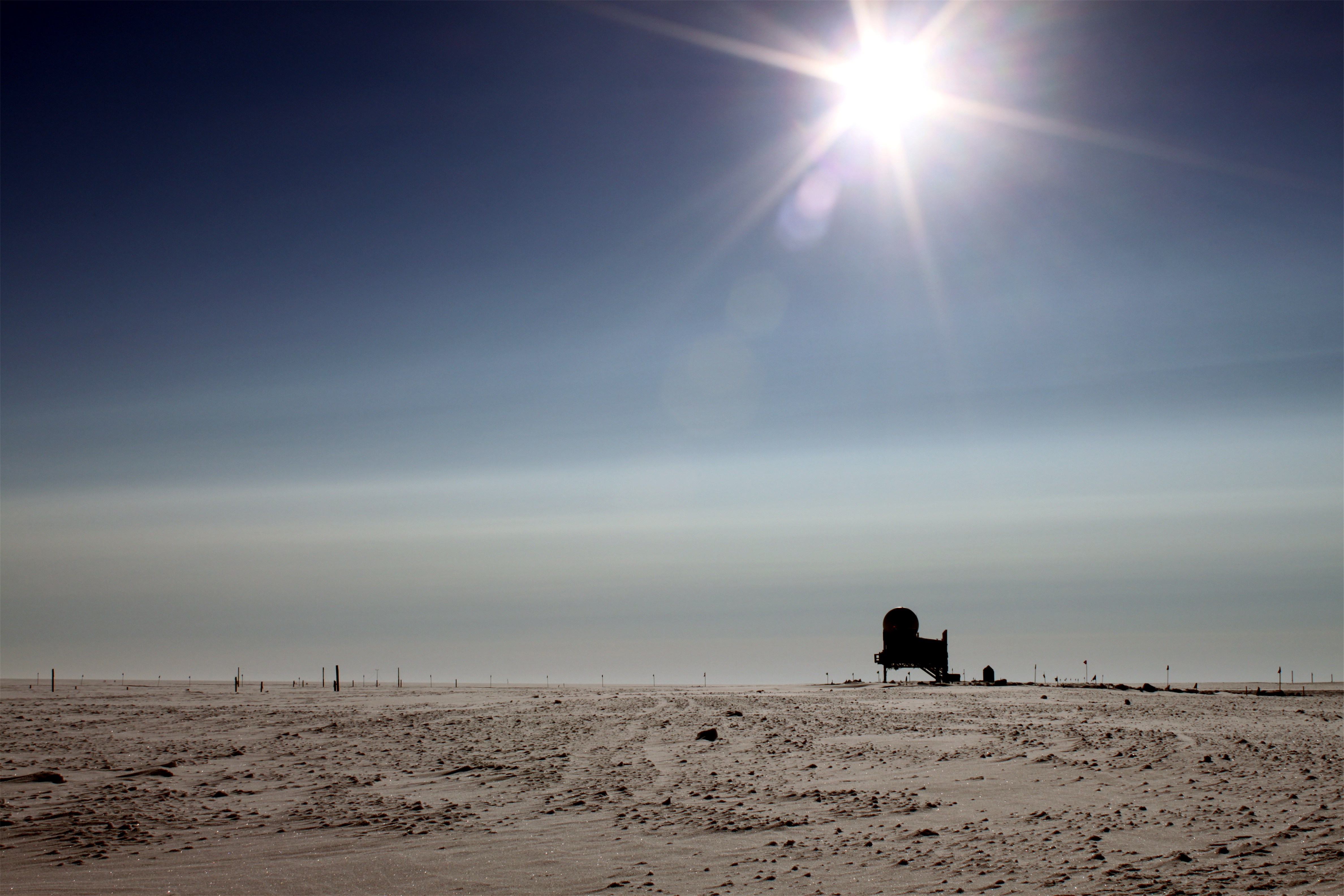 Die Forschungsstation Summit Camp auf dem grönländischen Eisschild, wo bis 1993 ein 3053 Meter tiefer Eiskern (Greenland Ice Sheet Project, GISP2) gebohrt wurde, in dem die Asche der Okmok-Eruption des Jahrs 43 vor Christus identifiziert wurde. © Michael Sigl, Universität Bern