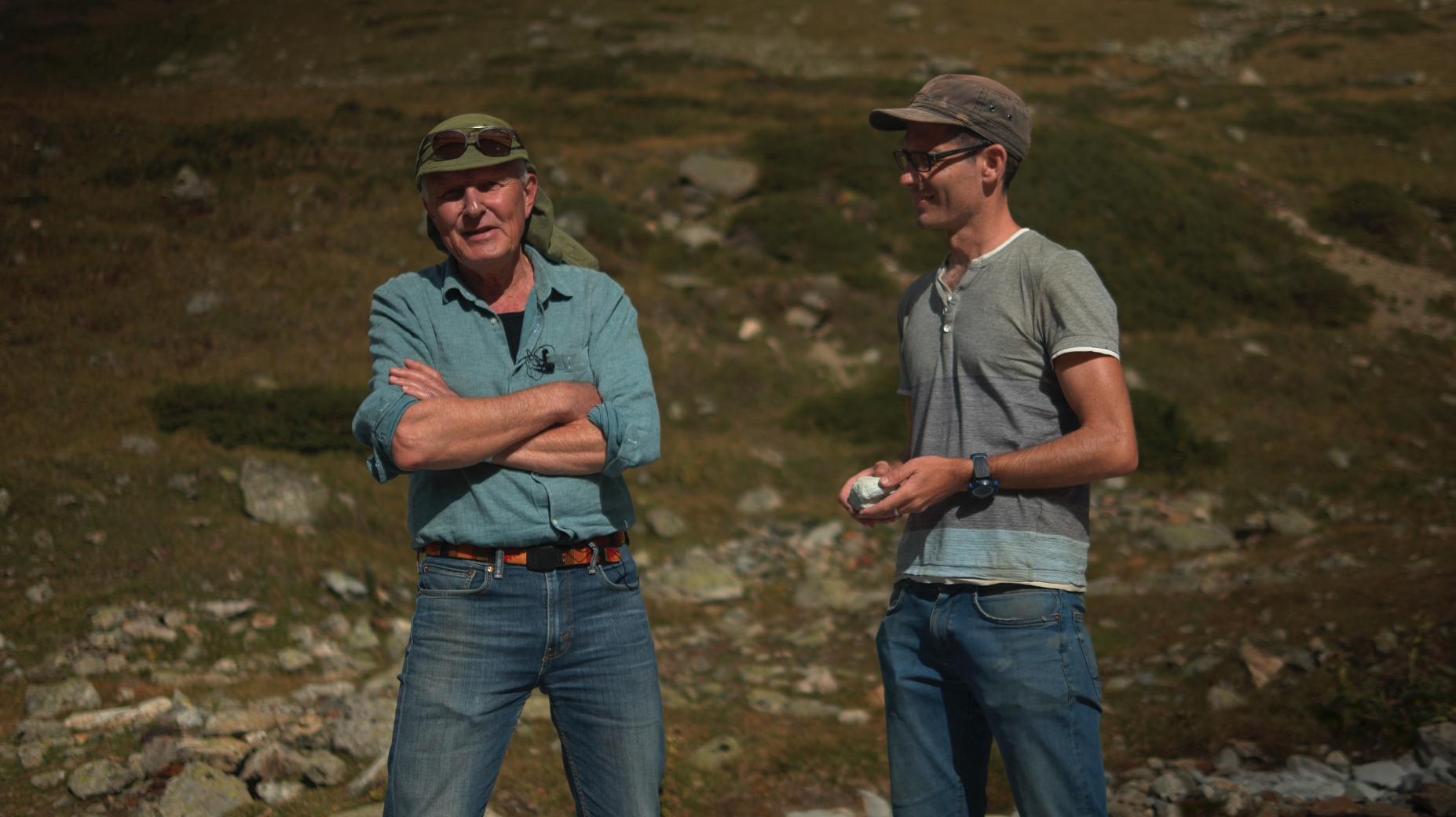 Prof. Gerhard Furrer (ETH Zürich) und Dr. Christoph Wanner (Universität Bern). Standbild aus dem Film «il lat dals ovels alpins – Wie sich alpine Bäche weiss färben»