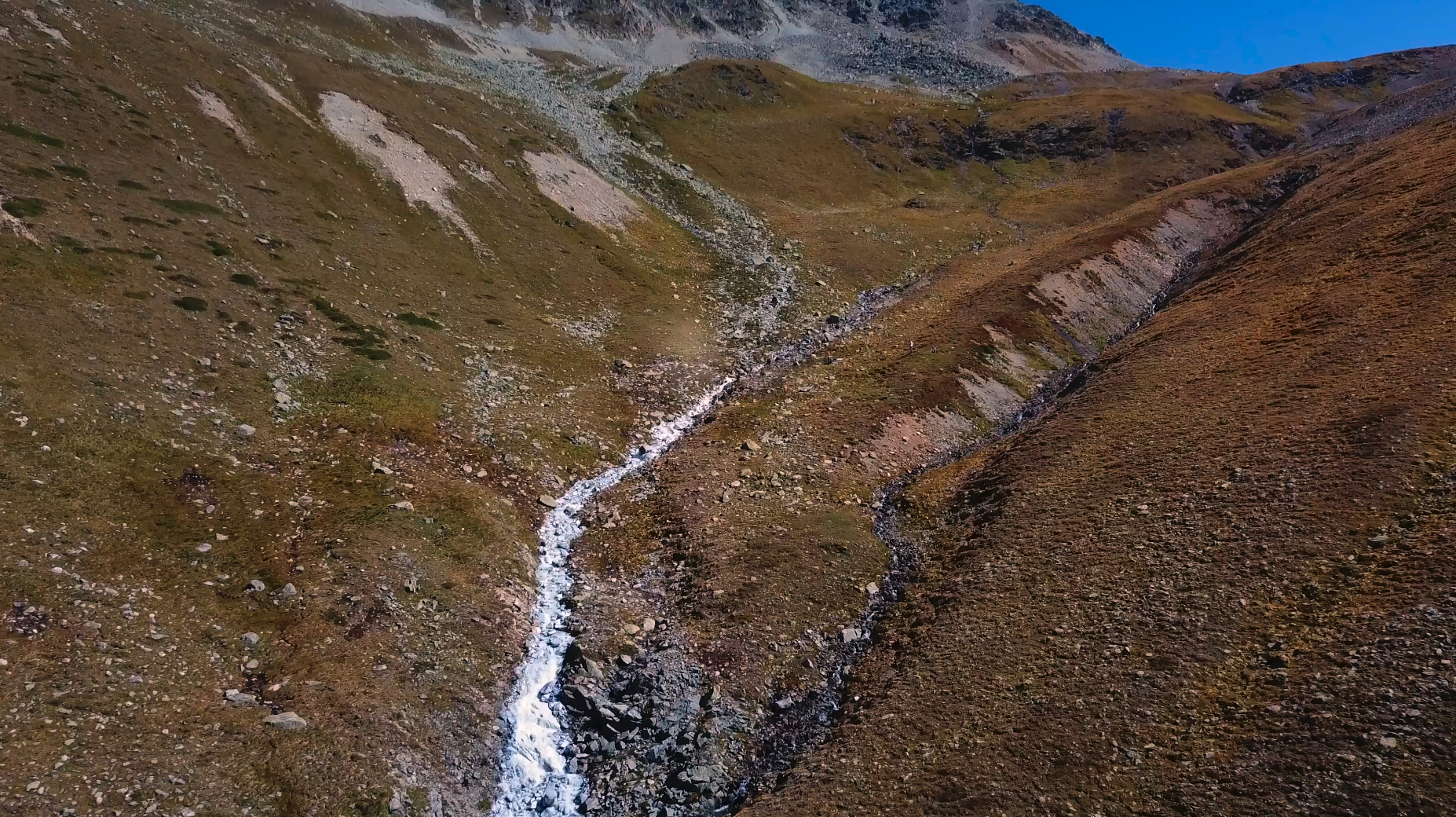Der Bergbach Ova Lavirun im Engadiner Val Lavirun. Standbild aus dem Film «il lat dals ovels alpins – Wie sich alpine Bäche weiss färben»
