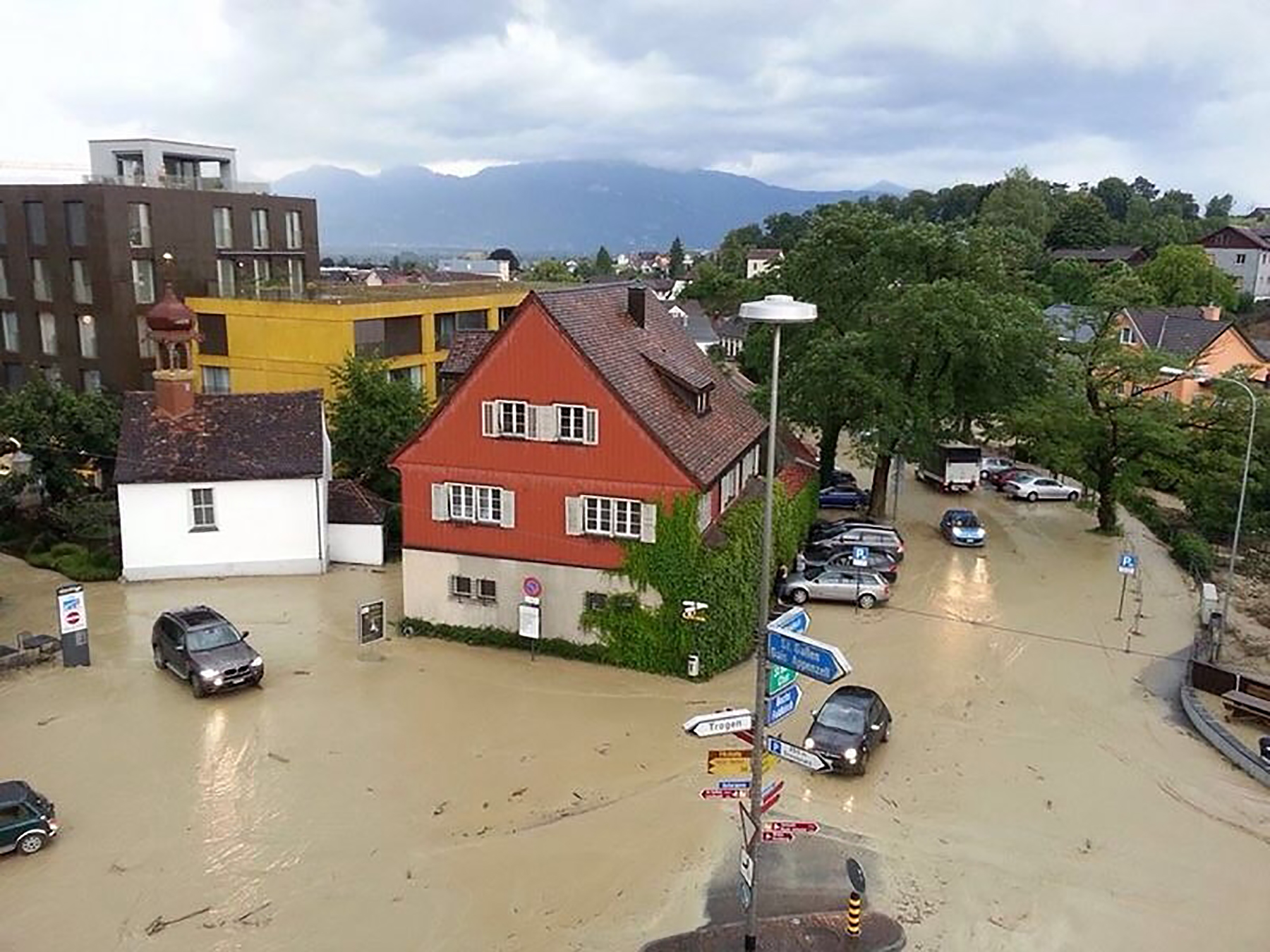 Der über die Ufer getretene Stadtbach in Altstätten/SG hat am 28. Juli 2014 Schäden in einer gelben Gefahrenzone («geringe Hochwassergefährdung») verursacht.
