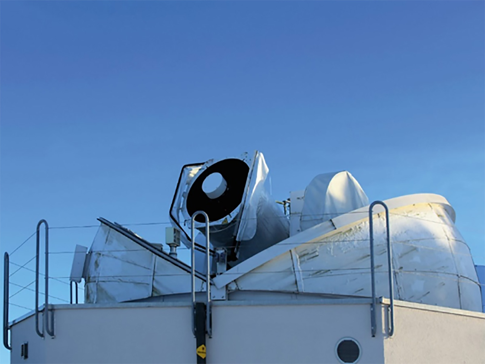 Das Zimmerwalder Laser- und Astrometrie-Teleskop ZIMLAT, das für die Distanzmessung zu Weltraumschrott-Teilen verwendet wird.